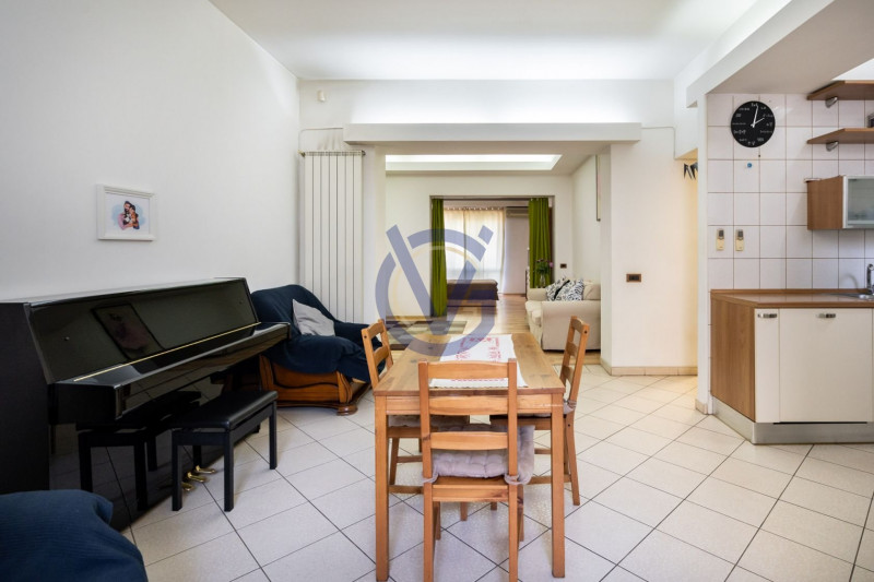 Spatiu si lumina la Universitate, 4 camere, locuire-birou, renovat 