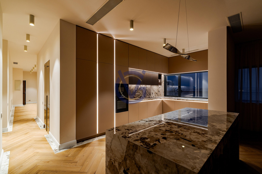 Ce priveliste! Deasupra tuturor - Penthouse Spectaculos cu Terase 210mp!